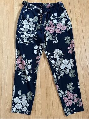 5 for $25 // Dynamite navy floral paper bag belted pants trousers size medium